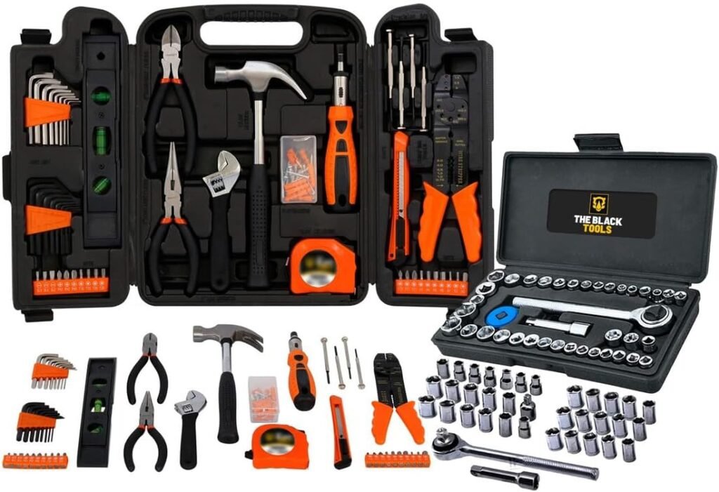 Kit de ferramentas com martelo, chaves de fenda, alicates e soquetes em estojos organizadores pretos.